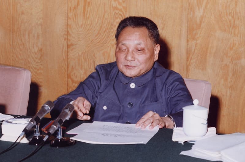 邓小平在十一届三中全会会场。党的十一届三中全会作出了把全党工作中...