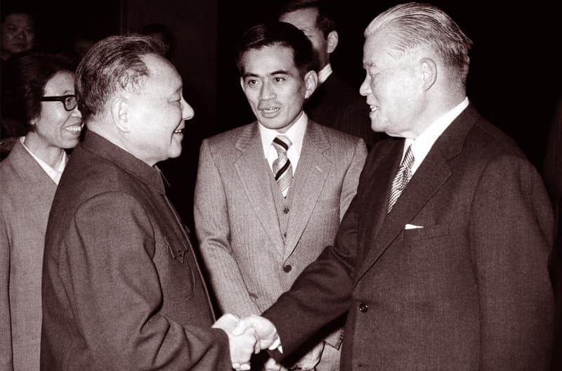 1979年12月，邓小平在会见日本首相大平正芳时第一次提出“小康之家”的...